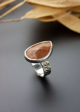 Sigríður | Peach Sapphire Ring - US 7.5