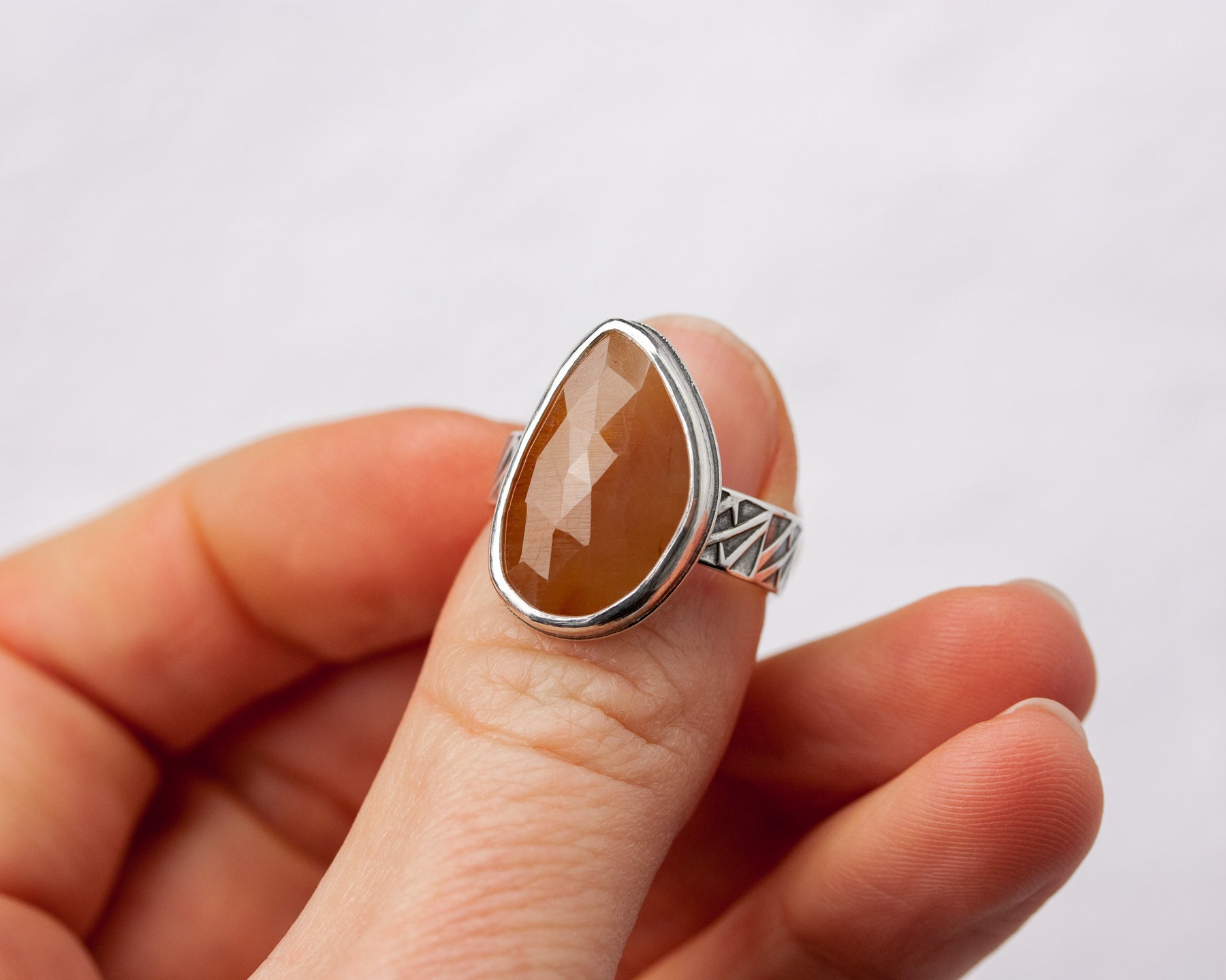Sigríður | Peach Sapphire Ring - US 7.5