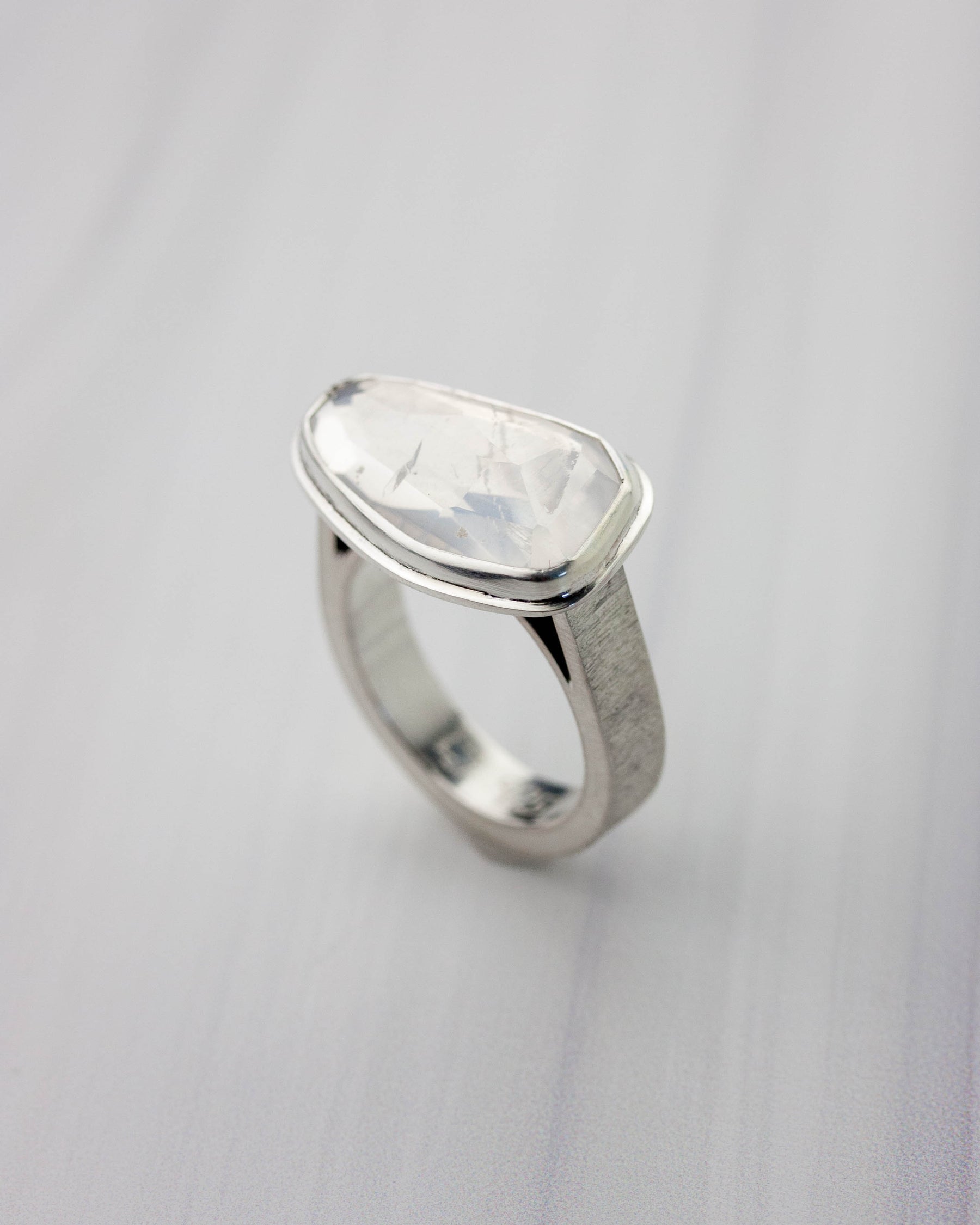 Quartz Upright Ring_ Diamond-cut Band - US 9