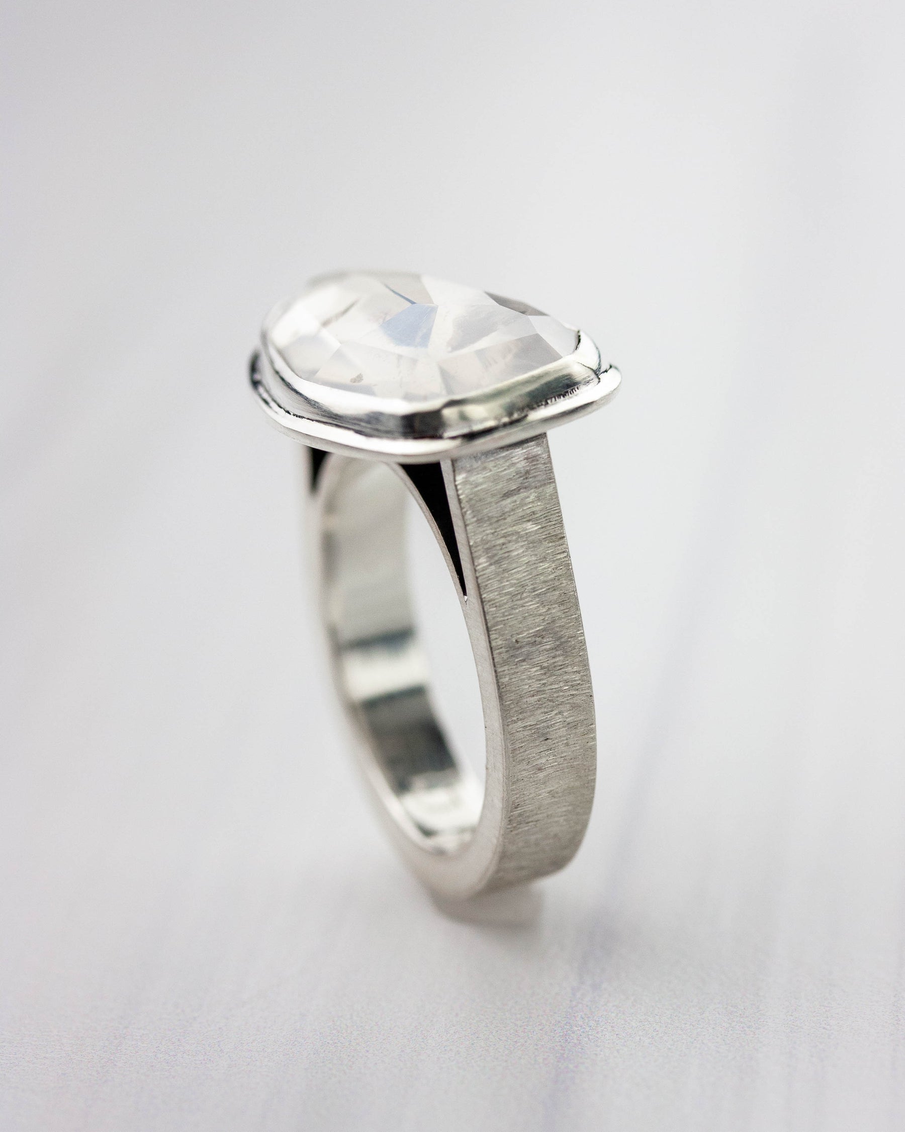 Quartz Upright Ring_ Diamond-cut Band - US 9