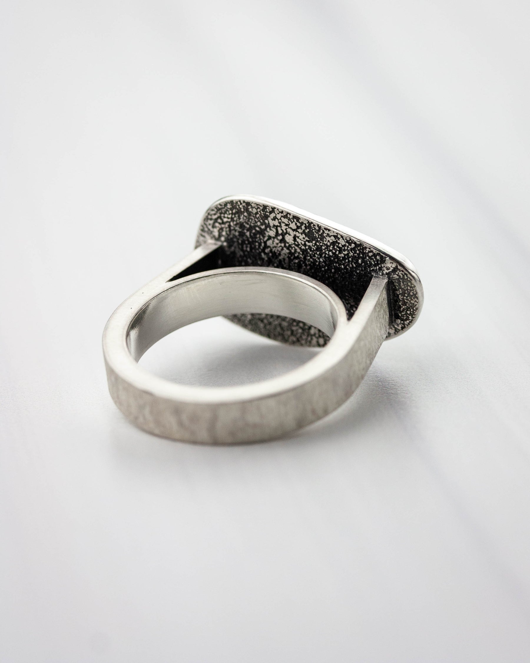 Quartz Upright Ring_ Diamond-cut Band - US 9