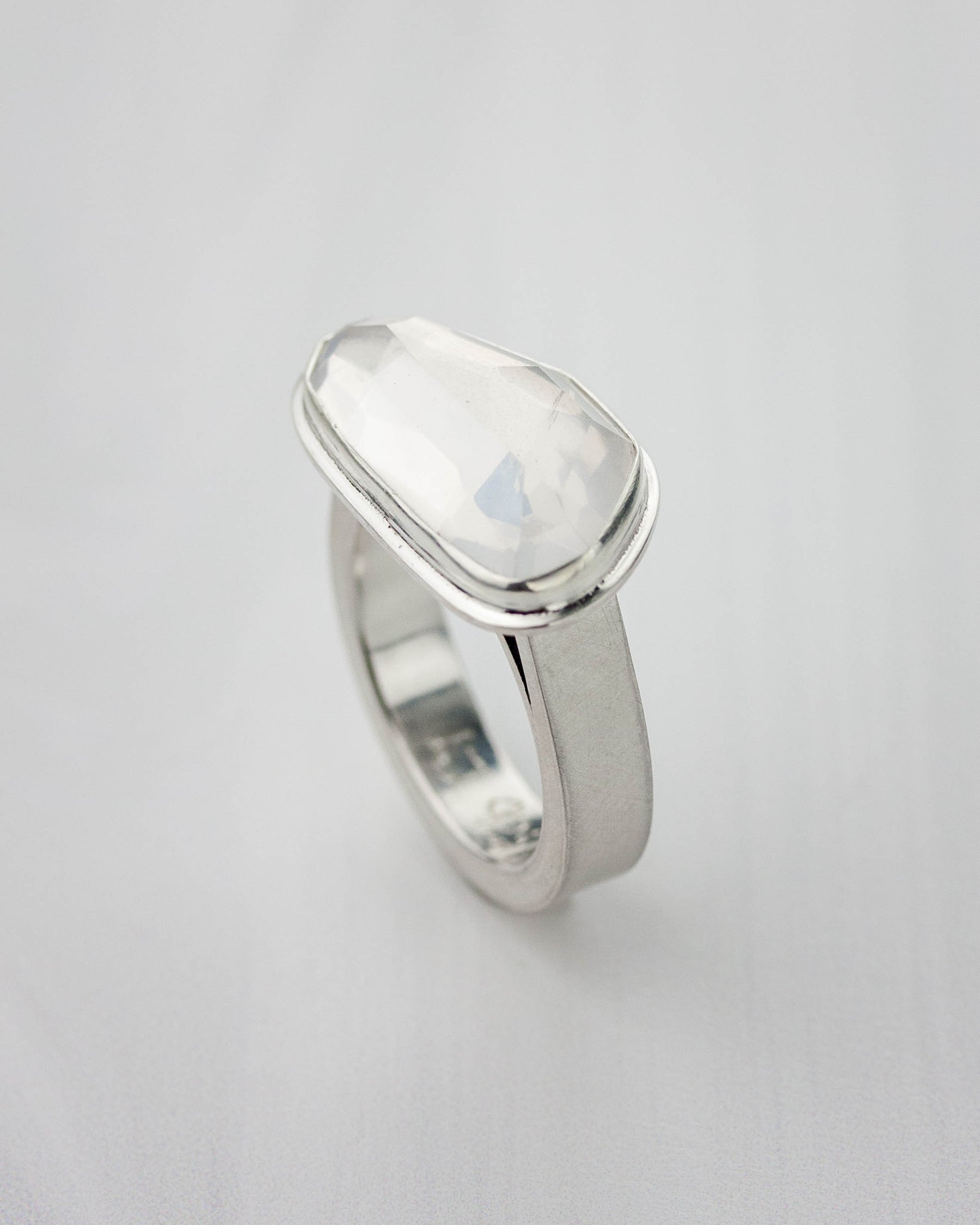 Quartz Upright Ring_ Brushed Band - US 8