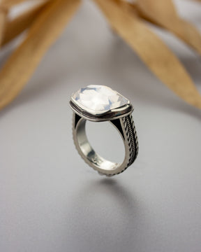 Quartz Upright Ring - US 8.5