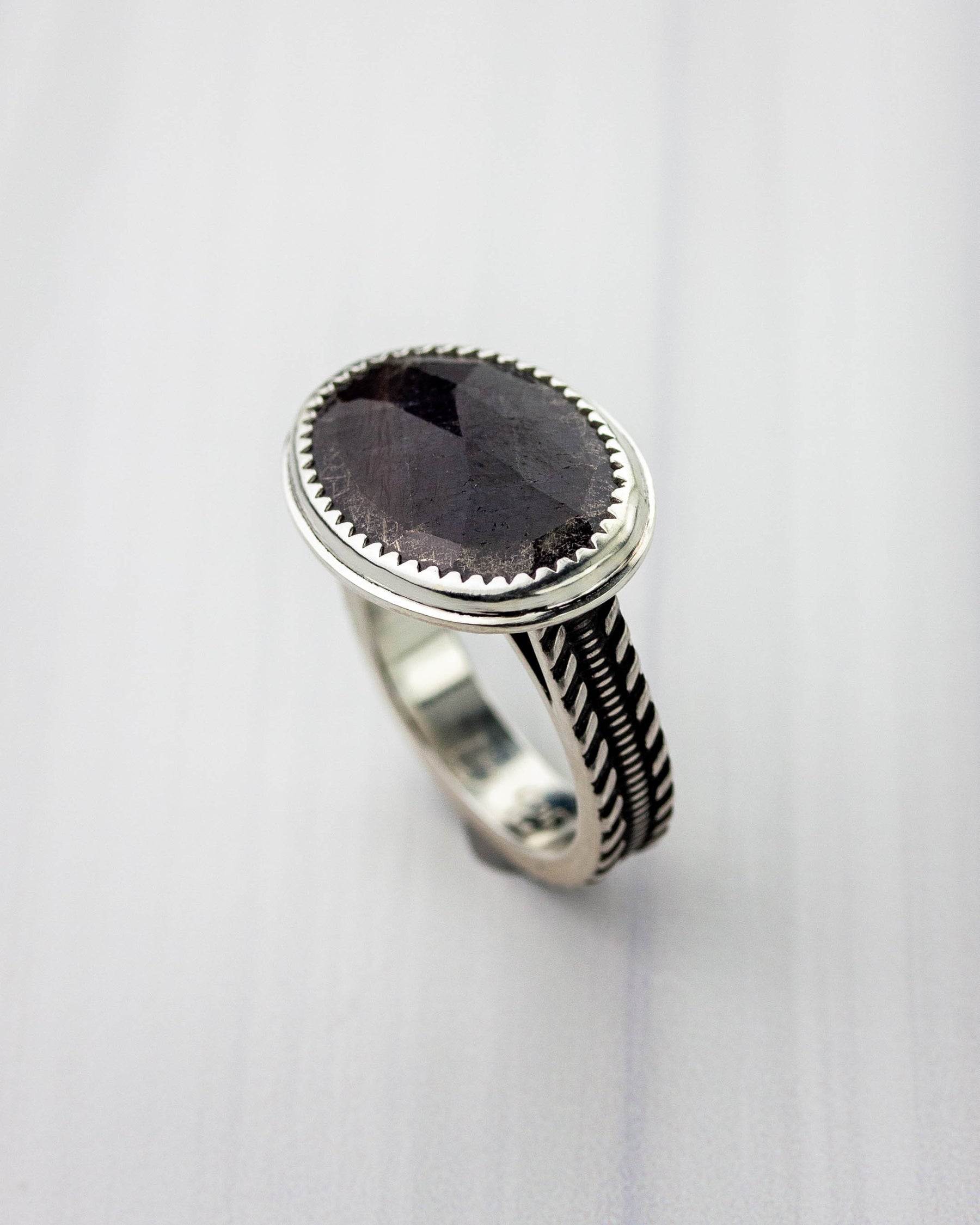 Dark Sapphire Upright Ring - US 9